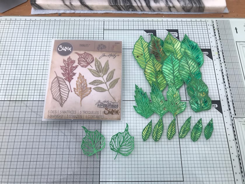 I made the leaves using green paper with Sizzix Tim Holtz's dies